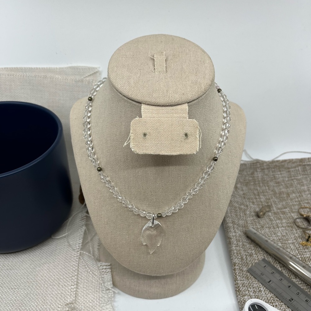 Vintage Necklace with Leaf Pendant - Picture 7 of 15